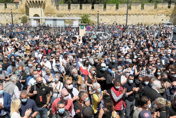 Een massa volk zondagmiddag aan het hoofdkantoor van de politie in Avignon.