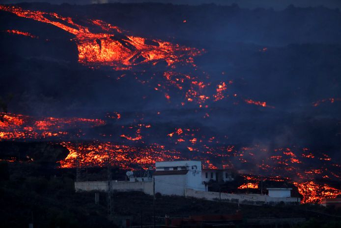 Lava rond huizen in Tajuya. Beeld van vandaag.