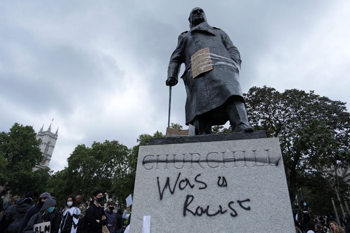 In Londen werd het beeld van oud-premier Churchill besmeurd met graffiti.