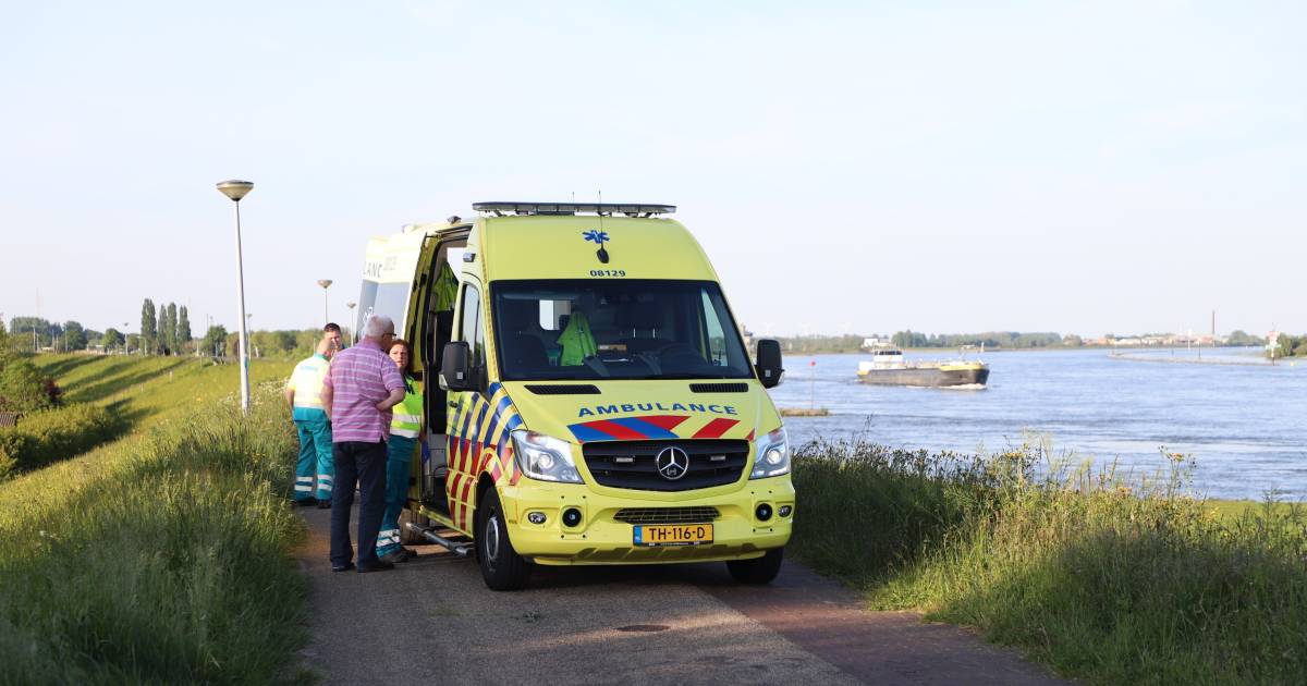 Wandelaar wordt omver gereden in Tiel, scooter rijdt door Tiel gelderlander.nl