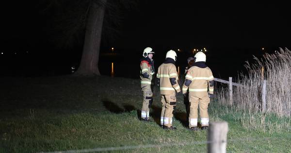 Auto belandt in de Maas in Oijen: bestuurder kan zelf uit wagen klimmen - BD.nl