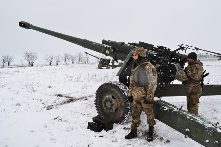 Oekraïense soldaten met een gesleepte 2A65 Msta-B-houwitser tijdens een oefening afgelopen winter. Beeld via REUTERS