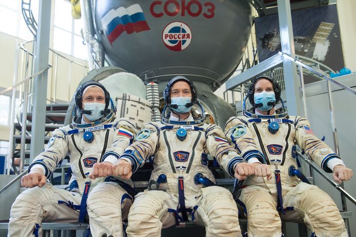 Sergej Koed-Svertsjkov (L), Sergey Ryzhikov (C) en NASA-astronaute Kate Rubins (R).