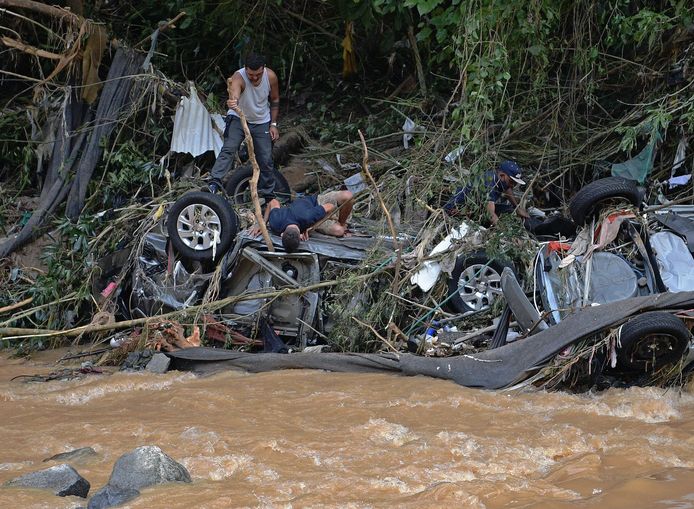 Le auto sono state spazzate via dalle inondazioni dopo la pioggia battente nella città brasiliana di Petropolis.