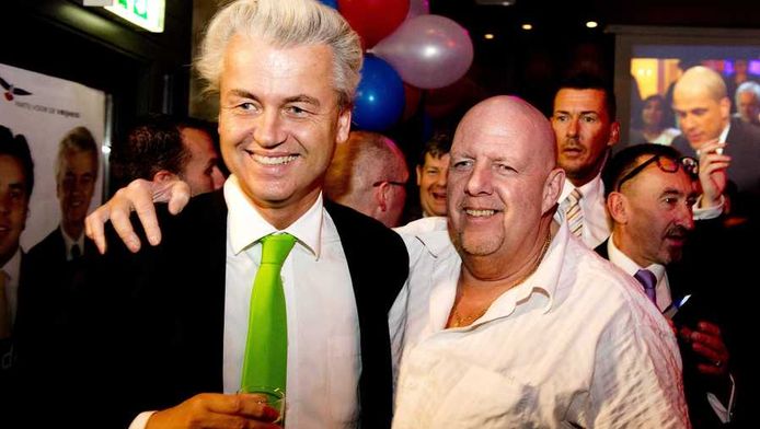 PVV-partijleider Geert Wilders (L) en Henk Bres tijdens de verkiezingsavond van zijn partij na de gemeenteraadsverkiezingen.