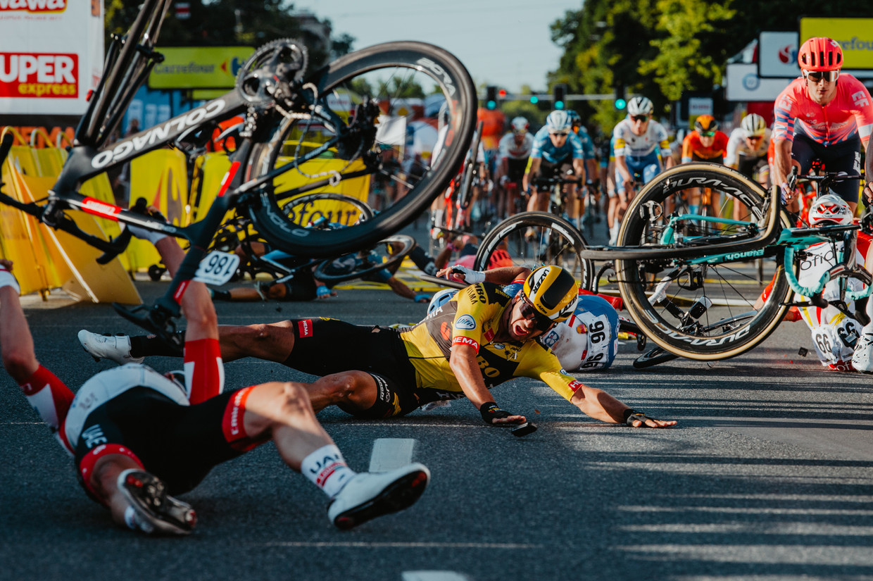 Dylan Groenewegen schuivend over de fininshlijn na zijn landgenoot Fabio Jakobsen (buiten beeld) ten val te hebben gebracht.  Beeld Belga
