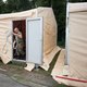 Eerste mobiele wooneenheden voor asielzoekers geplaatst