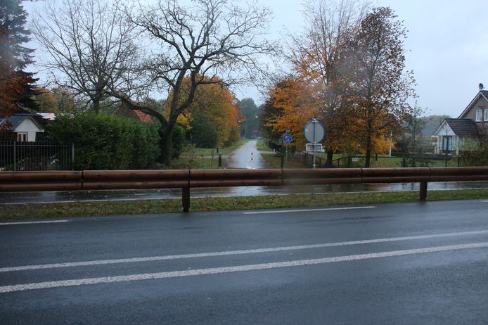 Hier wil de provincie een opening maken in de vangrail om Rijksweg 57 (links) weer bereikbaar te maken.