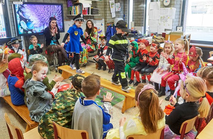 Carnaval op Samenwerkingsschool Eikenwijs (Toermalijn en Delta), de catwalk.