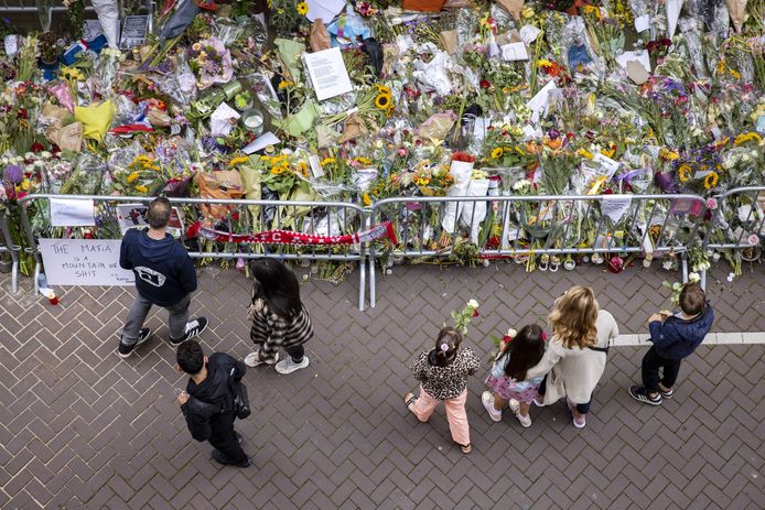 Een bloemenzee voor Peter R. de Vries achter in de Lange Leidsedwarsstraat in het centrum van Amsterdam. In deze straat werd de misdaadjournalist neergeschoten.