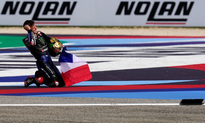 Met de Franse vlag viert Fabio Quartararo op Misano, het thuiscircuit van zijn grote voorbeeld Valentino Rossi, zijn wereldtitel in de MotoGP, de eerste voor een Fransman ooit.