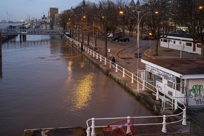 Het water bleef net onder de blauwe steen aan het Steenplein.