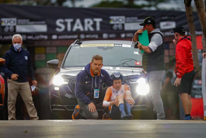 Annemiek van Vleuten ging hard onderuit tijdens de gemengde relay.