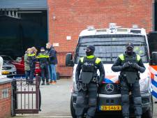 Twee arrestaties na geruchtmakende politie-inval bij autobedrijf in Apeldoorn