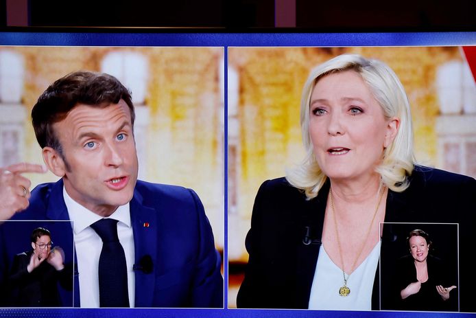 President Macron en zijn opponent Marine Le Pen tijdens het debat.