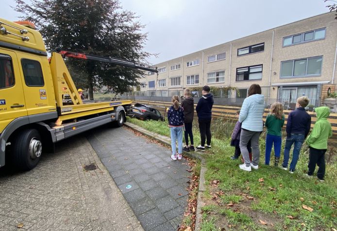 De twee bergers hadden grote moeite om het voertuig op het droge te krijgen.