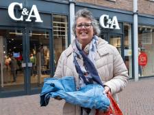 Hannie kan niet geloven dat C&A in Middelburg dichtgaat: ‘Hoe kunnen ze dit nou doen?”