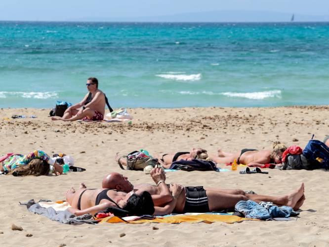 Geen party’s, geen nachtleven: zo houdt Mallorca coronacijfers laag na aankomst duizenden toeristen