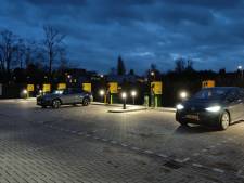 Veelbesproken laadstation in Nijmegen open, buurt plant kerstbomen uit protest