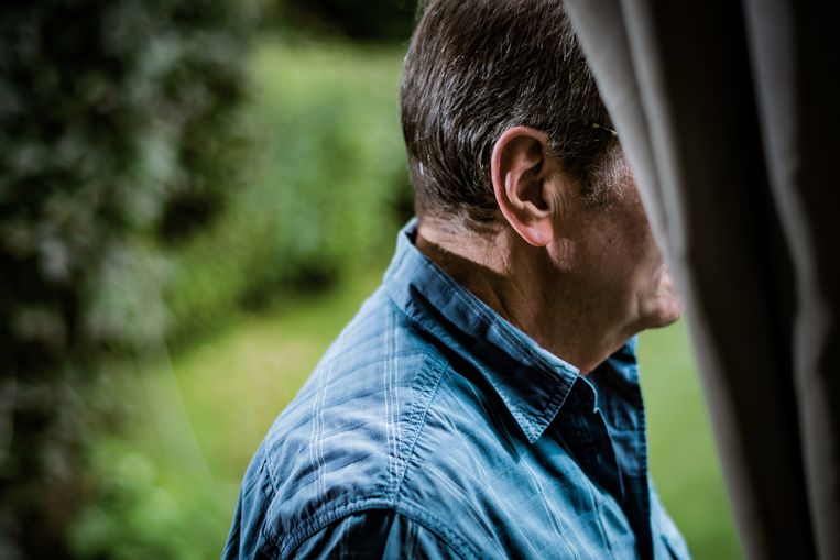 Johan: ‘De kans dat ik in mijn ziekte herval binnen de drie jaar is 75 procent, is mij gezegd in het ziekenhuis. We zijn nu tweeënhalf jaar verder. Het is leven met angst.’ Beeld Geert Van de Velde