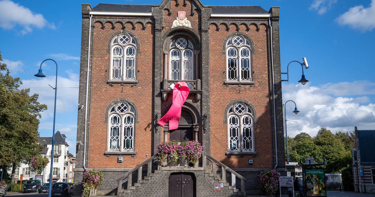 Oud gemeentehuis krijgt grote roze strik voor borstkankermaand
