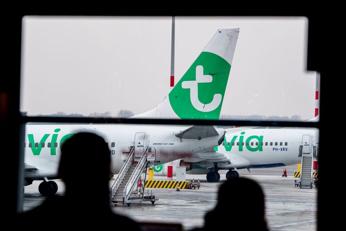 Gestrande reizigers op the Hague-Rotterdam Airport tijdens de staking van Transavia-piloten