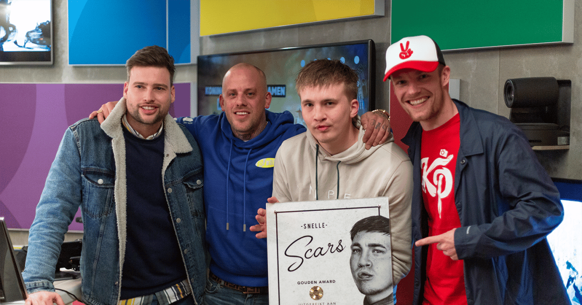 Enzo Knol verrast rapper Snelle uit Deventer met gouden plaat: ‘Ze ...