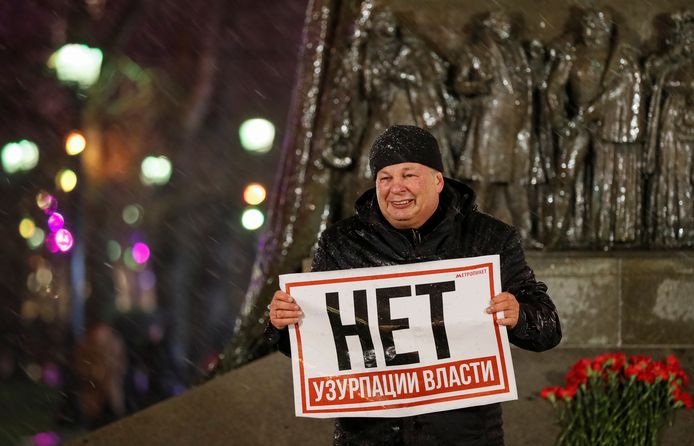 "Njet". Een eenzame demonstrant protesteert tegen de voorgestelde grondswetwijziging in Moskou. (13/03/2020)