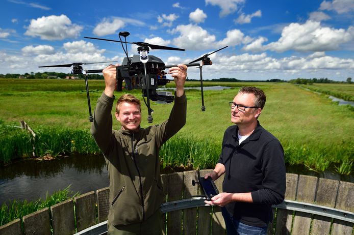 Ties Ittman (links) en Raymond de Vries over weidevogelbeheer met drone.
