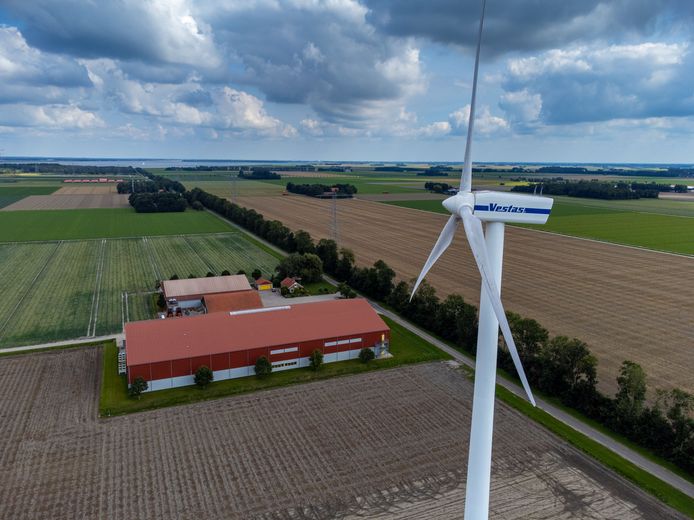 Peter van Dorsser hoopt met enkele rechtszaken zijn gelijk te krijgen zodat het verwijderen van een relatief kleine en plaatsen van grotere windmolen niet door kan gaan.