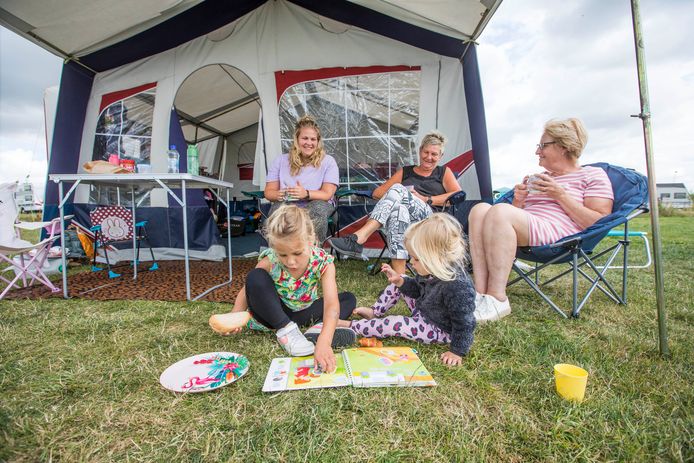 Faye en Aimy, met op de achtergrond moeder Mandy Simmers, Patty en Toos, vermaken zich uitstekend op camping De Drie Morgen in Zoetermeer.