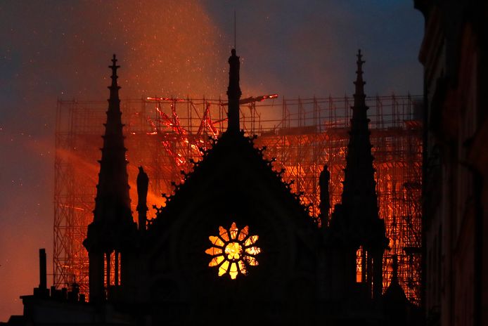 Notre Dame yang berusia berabad-abad di Paris hampir hancur total dalam kebakaran pada tahun 2019.