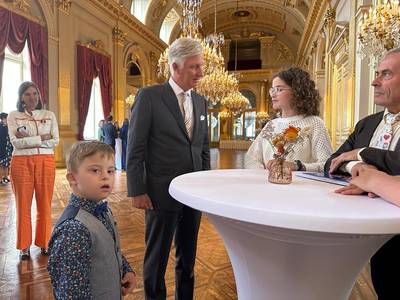 Son frère trisomique Ernest parle avec des gestes grâce à elle: la jeune héroïne Lilith reçue par le roi Philippe au Palais royal