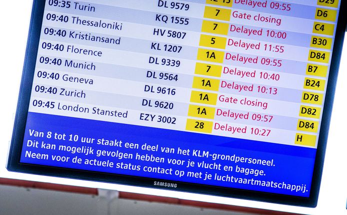 De vertrekborden op de luchthaven, tijdens een staking van het grondpersoneel van luchtvaartmaatschappij KLM.