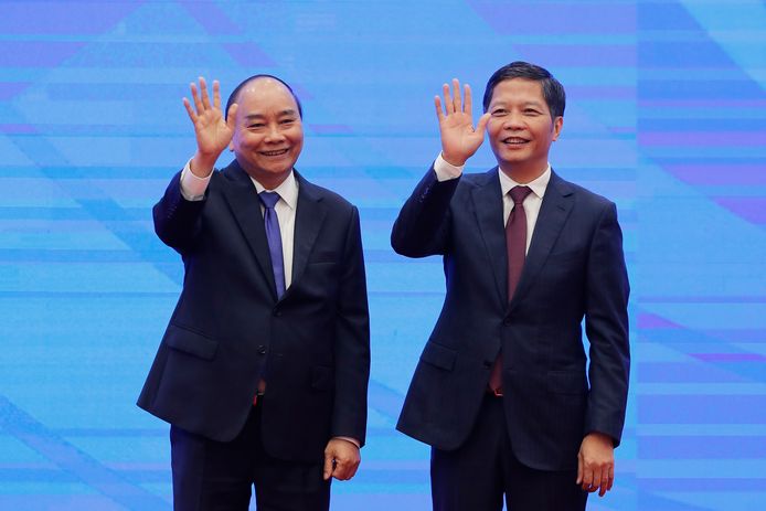 De premier van Vietnam, Nguyen Xuan Phuc (links) en de minister van Industrie en Handel, Tran Tuan Anh (rechts) zijn zichtbaar gelukkig met het akkoord.