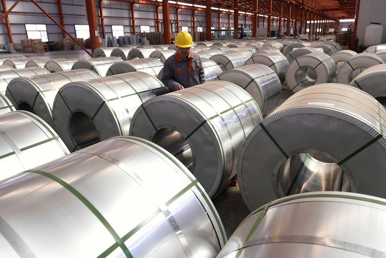 Een Chinese aluminiumfabriek in de provincie Shandong. De Chinese overproductie van staal en aluminium vormt de aanleiding voor Trumps invoerheffingen. De EU vindt dat het als bondgenoot van de VS moet worden ontzien. Beeld AP