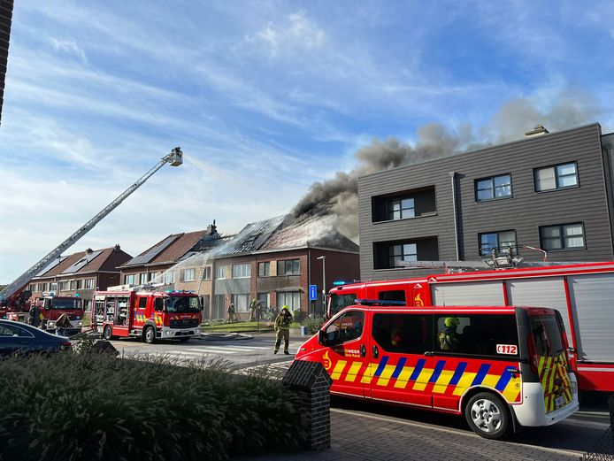 Het vuur hield flink huis in de woningen in de Alexander Franckstraat.