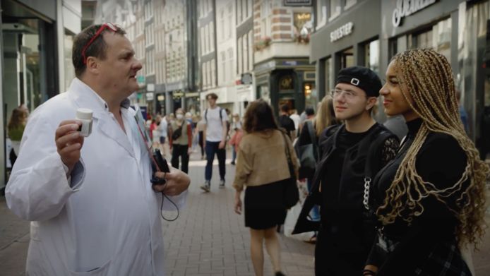 Piet Van Haut doet zich in Amsterdam voor als CEO van Johnson & Johnson.