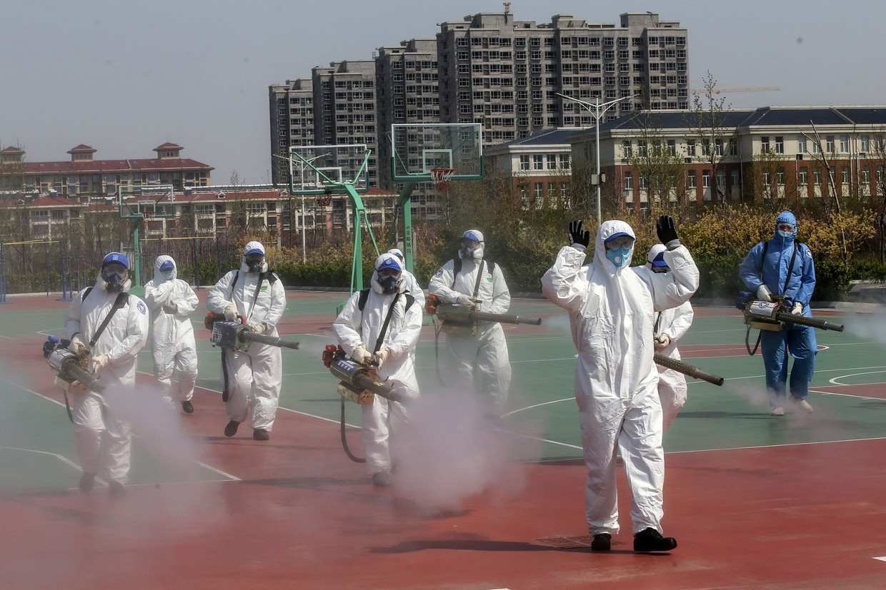 In Weifang, China, desinfecteert men een schoolplein voor de heropening van de school. Beeld AFP