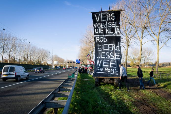 Boeren voeren actie langs de A15.