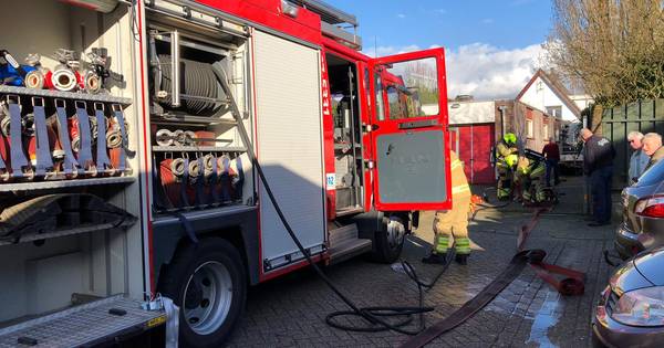 Brandweer blust brand in garagebox in Velp