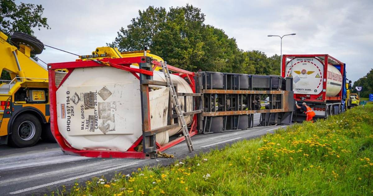 N325 tot in de middag dicht door gekantelde vrachtwagen bij Arnhem; omrijden via A15, A50 en A12.