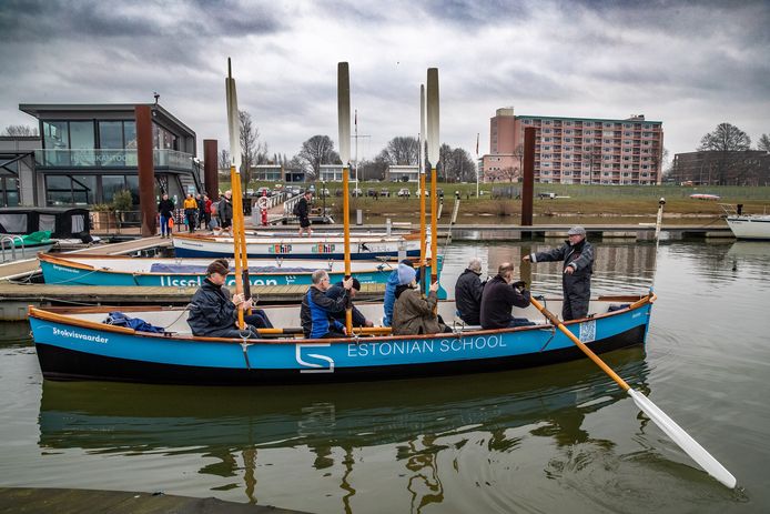 Sloeproeiers van Daventre Portu maken zich zondagochtend op voor de tocht over de IJssel.