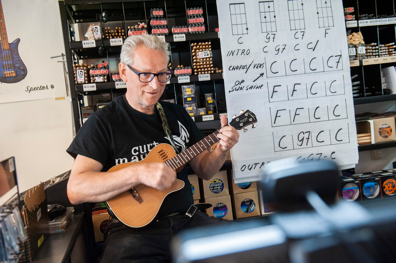 Overal ter wereld les op de ukulele van Kaatsheuvelnaar Toon van Gils