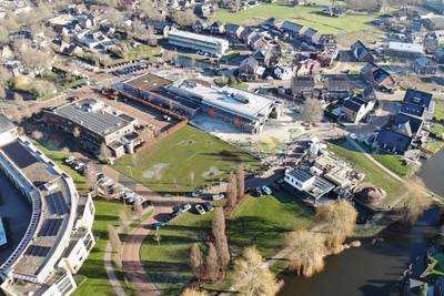 Besluit rond omstreden bouw op speelveld in Den Ham met twee maanden opgeschort: ‘Ook andere partner