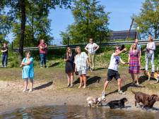 Nieuw strandje langs de Alblas ingewijd door honden