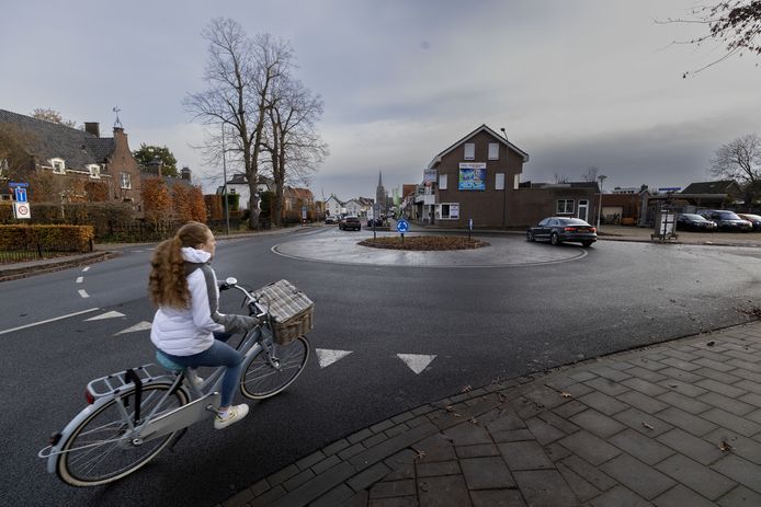 De veelbesproken rotonde aan de Oirschotseweg/Prins Bernhardlaan in Best. In de richting van het centrum schieten de nodige weggebruikers linksom oftewel rechtdoor.