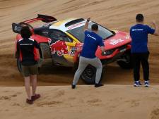 Sébastien Loeb boekt etappezege in Dakar Rally, Carlos Sainz valt uit na crash