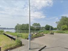 Auto met Duits kenteken te water in Amsterdam: drie kinderen ongedeerd, moeder vermist