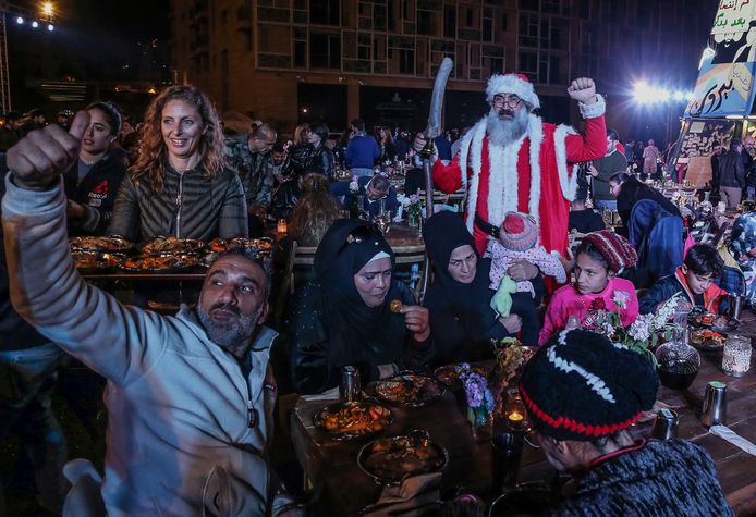Een betoger uit Libanon heeft zich verkleed als de kerstman tijdens een bijzonder diner voor een goed doel. Inwoners van Libanon demonstreren al sinds oktober tegen de in hun ogen corrupte regering.